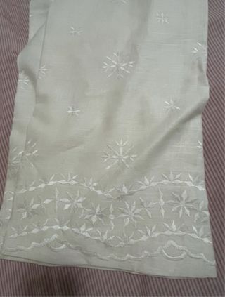 Calças de linho brancas bordadas