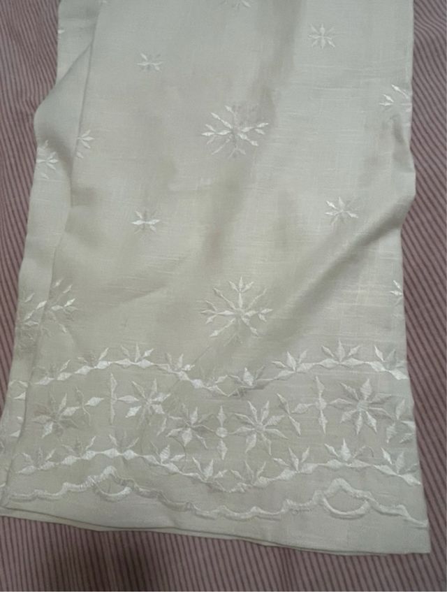 Calças de linho brancas bordadas