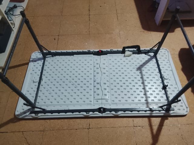 Mesa plegable blanca de plástico,y patas metálicas