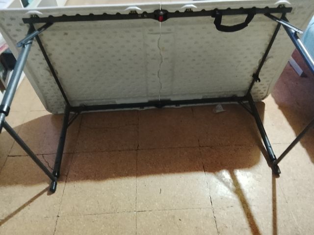 Mesa plegable blanca de plástico,y patas metálicas