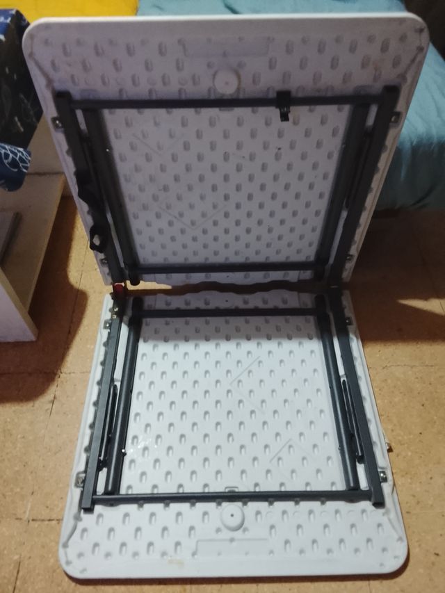 Mesa plegable blanca de plástico,y patas metálicas
