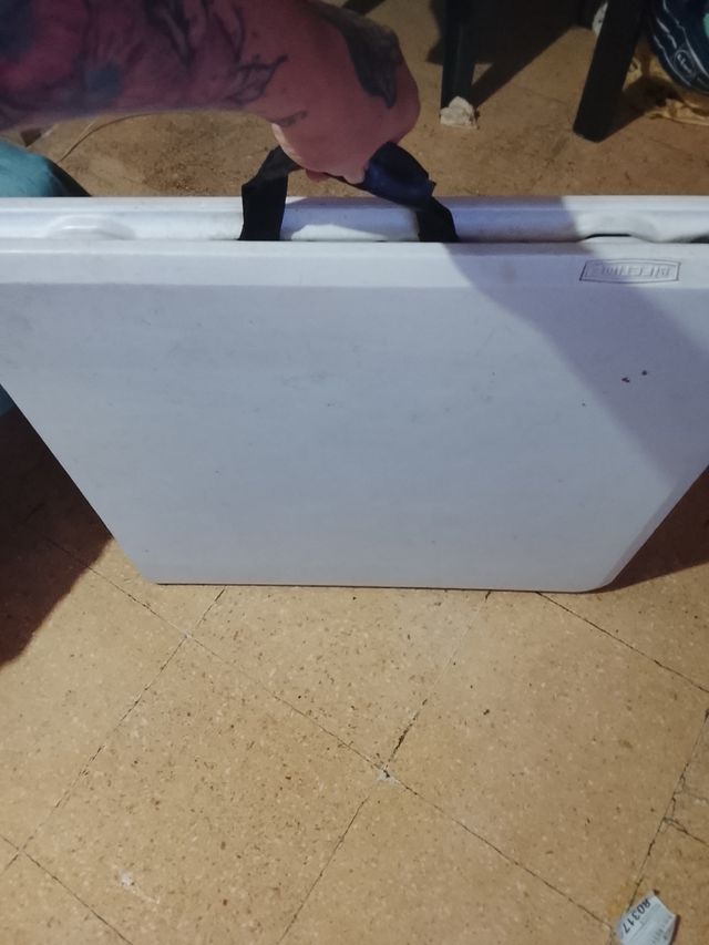 Mesa plegable blanca de plástico,y patas metálicas
