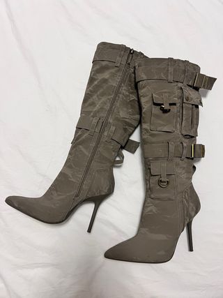 Botas de tacón grises con hebillas