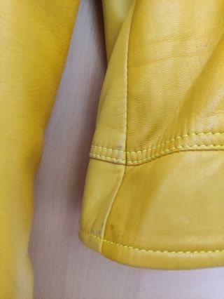 Cazadora de cuero amarillo huevo