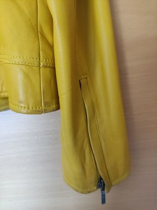 Cazadora de cuero amarillo huevo