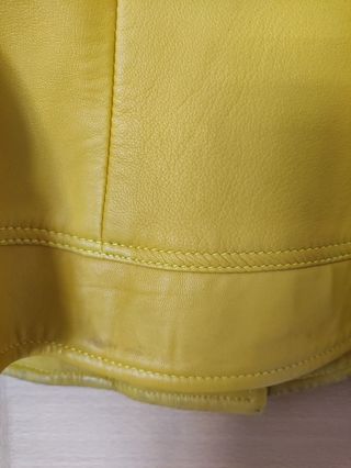 Cazadora de cuero amarillo huevo