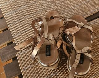 Sandalias doradas mujer