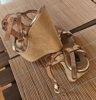 Sandalias doradas mujer