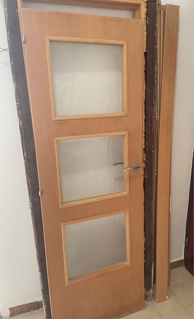 Puerta madera con 3 cristales