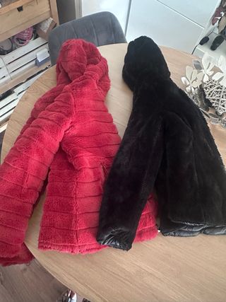 Chaquetas de pelo roja/granate y negra.