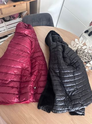 Chaquetas de pelo roja/granate y negra.