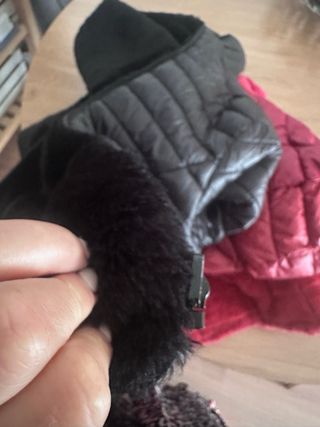 Chaquetas de pelo roja/granate y negra.