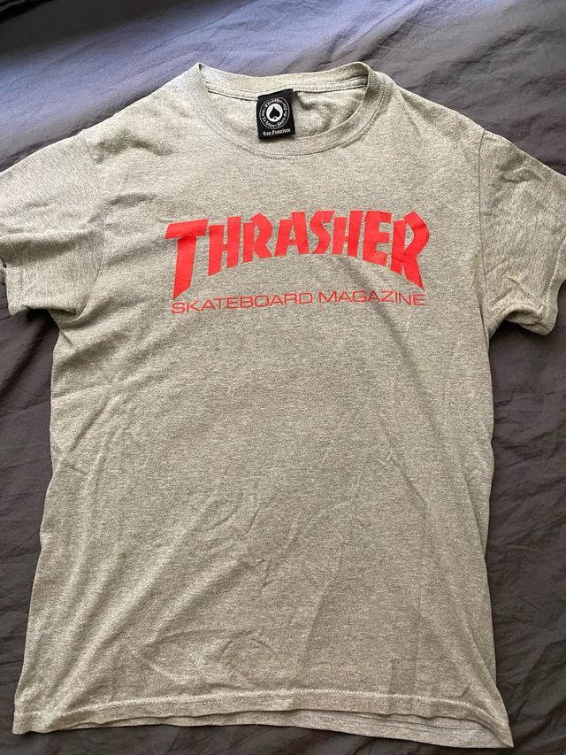 Camiseta Thrasher gris con letras rojas