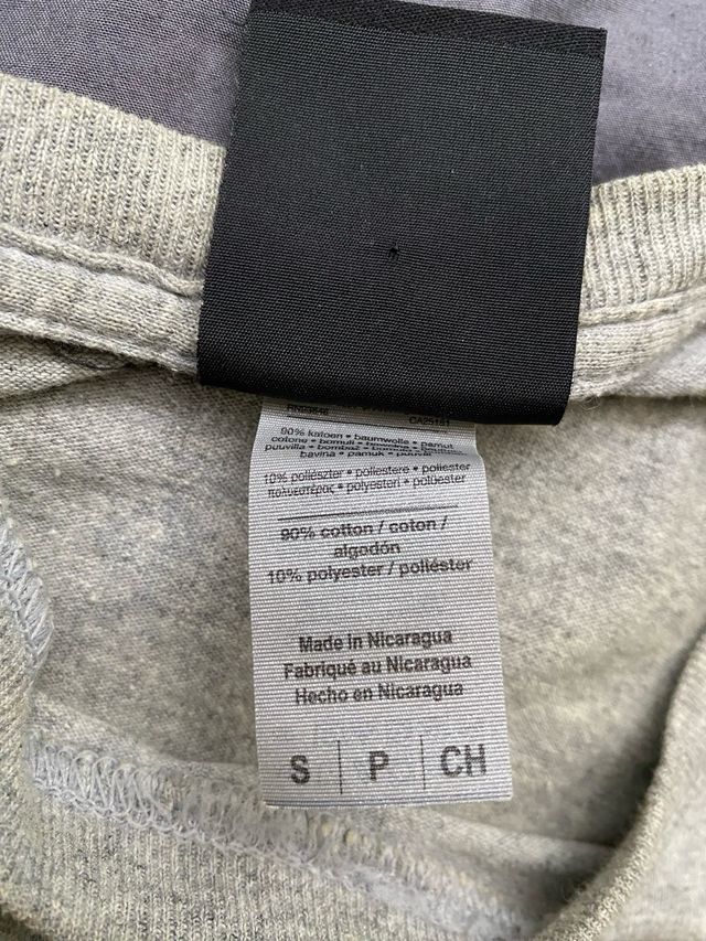 Camiseta Thrasher gris con letras rojas