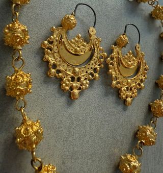 Pendientes chapado en oro estilo antiguo
