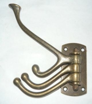 Perchero de bronce antiguo.