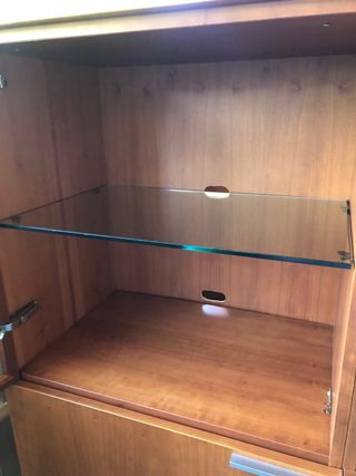 Mueble de madera con vitrina y cajones