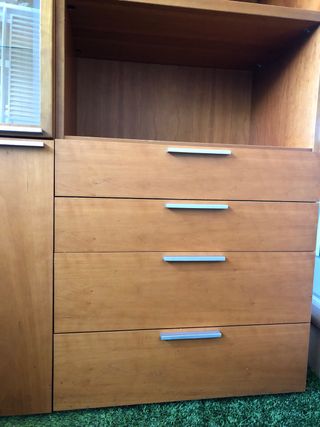 Mueble de madera con vitrina y cajones