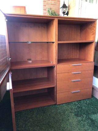 Mueble de madera con vitrina y cajones