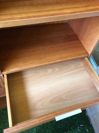 Mueble de madera con vitrina y cajones