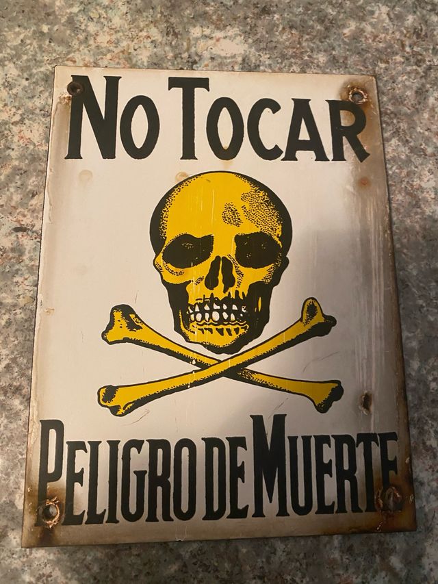 Chapa esmaltada Peligro de Muerte años 60