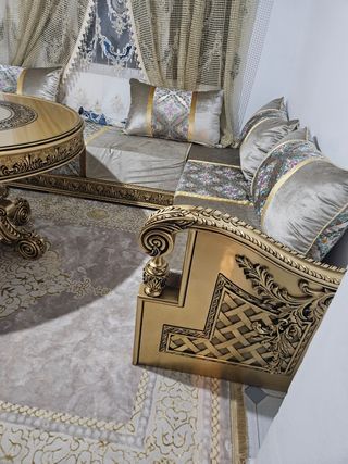 Muebles de salón dorados y multicolores