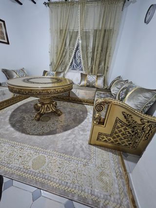Muebles de salón dorados y multicolores