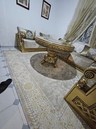 Muebles de salón dorados y multicolores