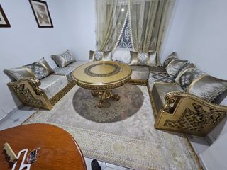 Muebles de salón dorados y multicolores