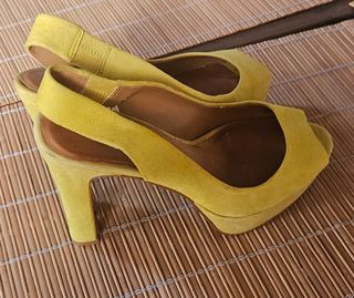 Zapatos de tacón amarillos para mujer