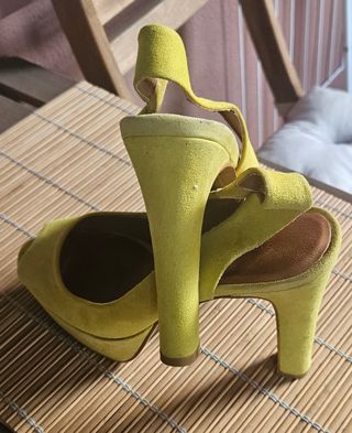 Zapatos de tacón amarillos para mujer