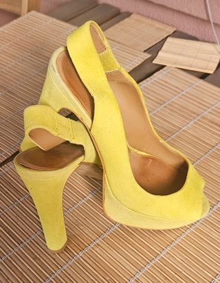 Zapatos de tacón amarillos para mujer