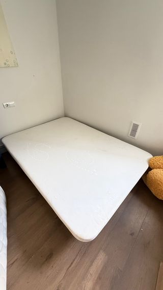 Base de cama de madera blanca