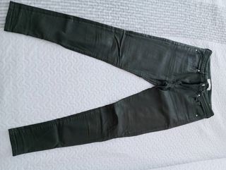 Pantalón Mango encerado verde oliva