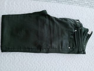 Pantalón Mango encerado verde oliva