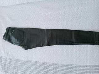 Pantalón Mango encerado verde oliva