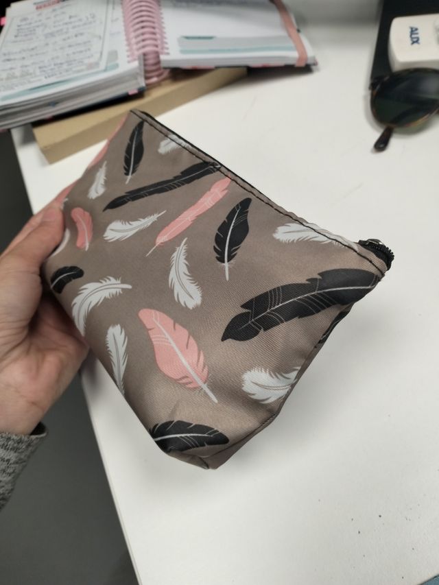 Neceser estampado plumas textura de tela plástica