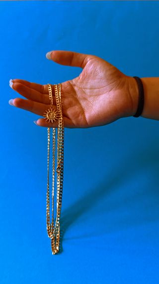 Catenina dorata lunga con sole decorativo – 106 cm