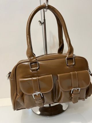 Borsetta marrone con tasche e fibbie