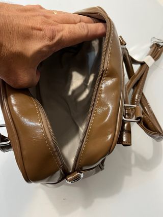 Borsetta marrone con tasche e fibbie