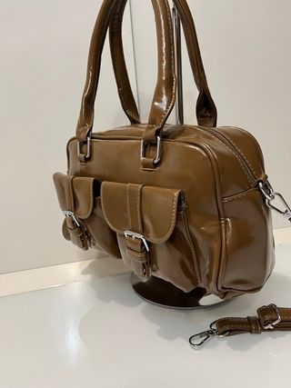 Borsetta marrone con tasche e fibbie