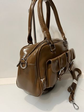 Borsetta marrone con tasche e fibbie