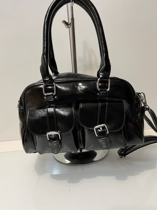 Borsetta nera lucida con tasche