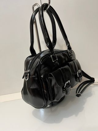Borsetta nera lucida con tasche