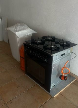 È A BADAJOZ
Cucina a gas con forno e caldaia
