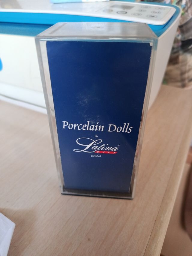 Muñeca de Porcelana con Vestido Floral