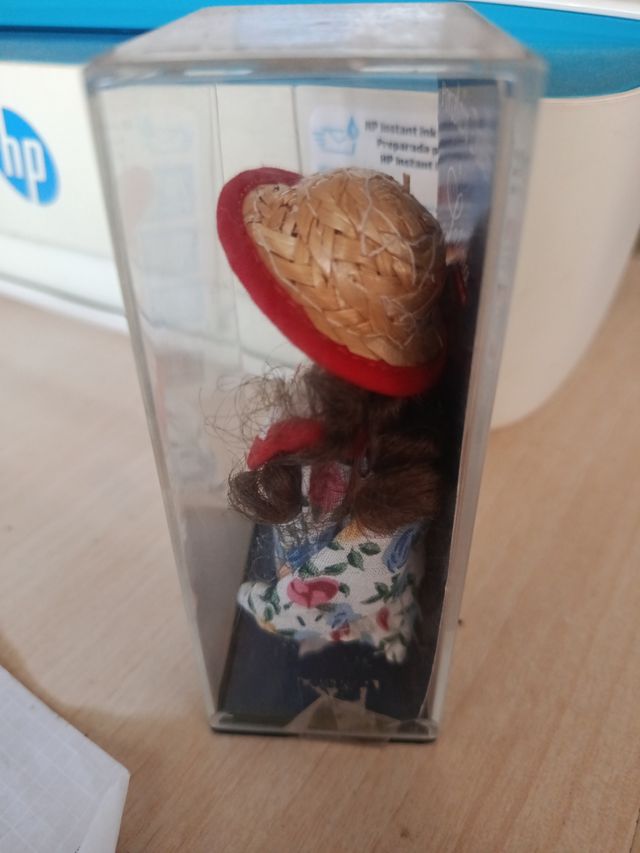 Muñeca de Porcelana con Vestido Floral