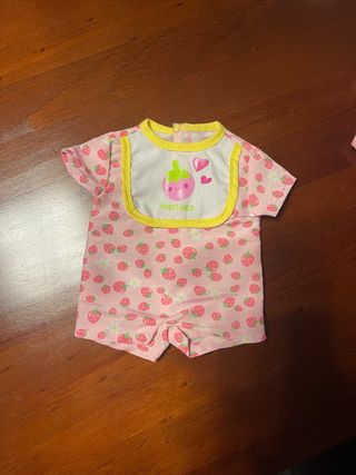 Ropa Nenuco. Pelele con babero fresa