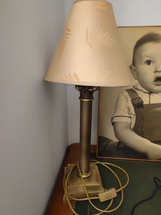 Lámpara de mesa beige y dorada