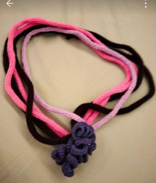 Collana fili di lana rosa e viola